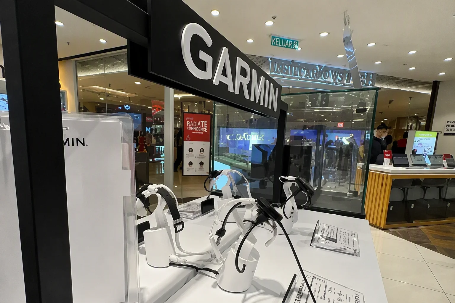 Brand store showcase secured with Eastops display systems